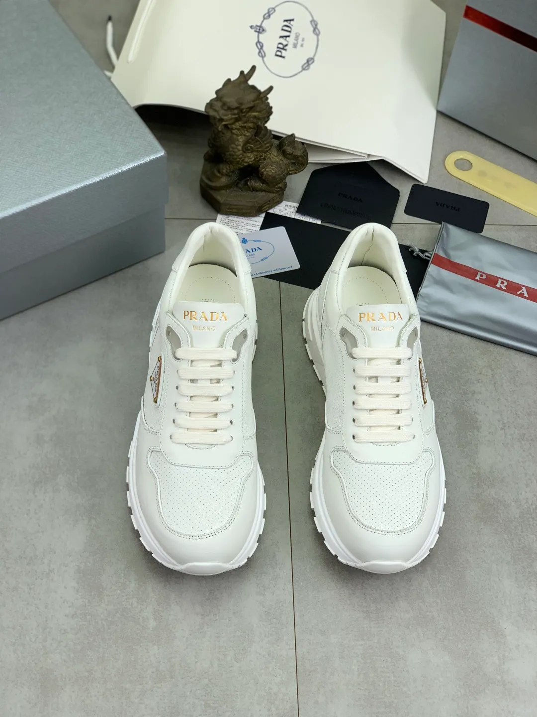 Men's shoes 💰P580💰 [New style] High version official website popular models are on the market, 🆘 Trendy brand (Prada) mainly promotes popular models, avant-garde and versatile fashion men's shoes private version mold opening, cowhide surface splicing 1:1.. Fashionable and simple, original imported cowhide lining cowhide feet; the atmosphere and personality are more fashionable, eye-catching and pursuing class. It will subvert the old idea and be a must-have for fashion trendsetters with you! Must keep it for yourself! Tall and comfortable, large and low, high-end quality workmanship. Size: 38-45; 5️⃣ colors available.